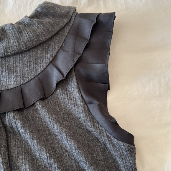 Cute grey ribbed sleeveless top with 4 jet button closure and black pleated edge - Picture 9 of 10